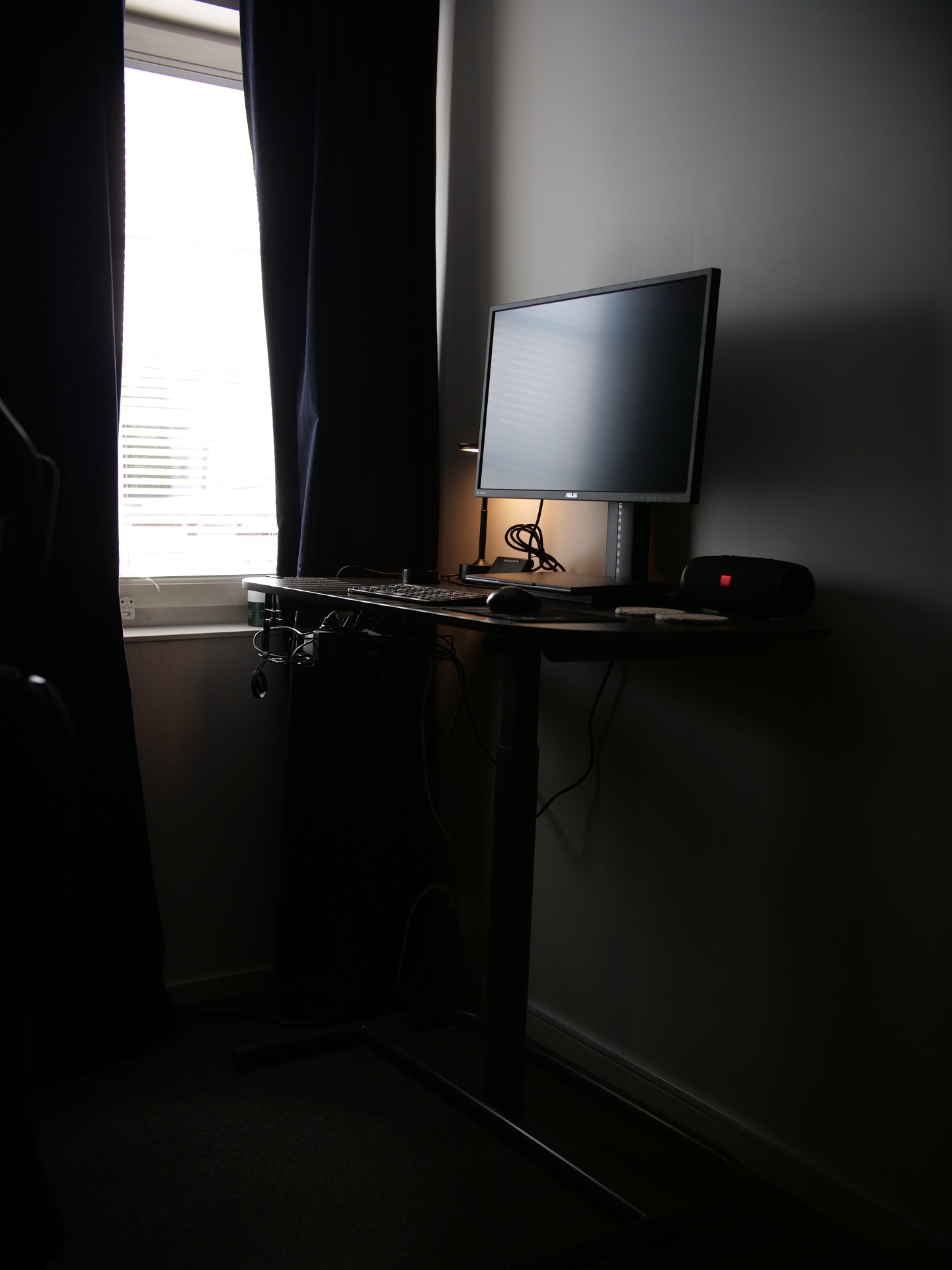 Liten arbetsstation bakom mig jag kan stå vid, när jag börjar känna att jag blir ett med min kontorsstol.